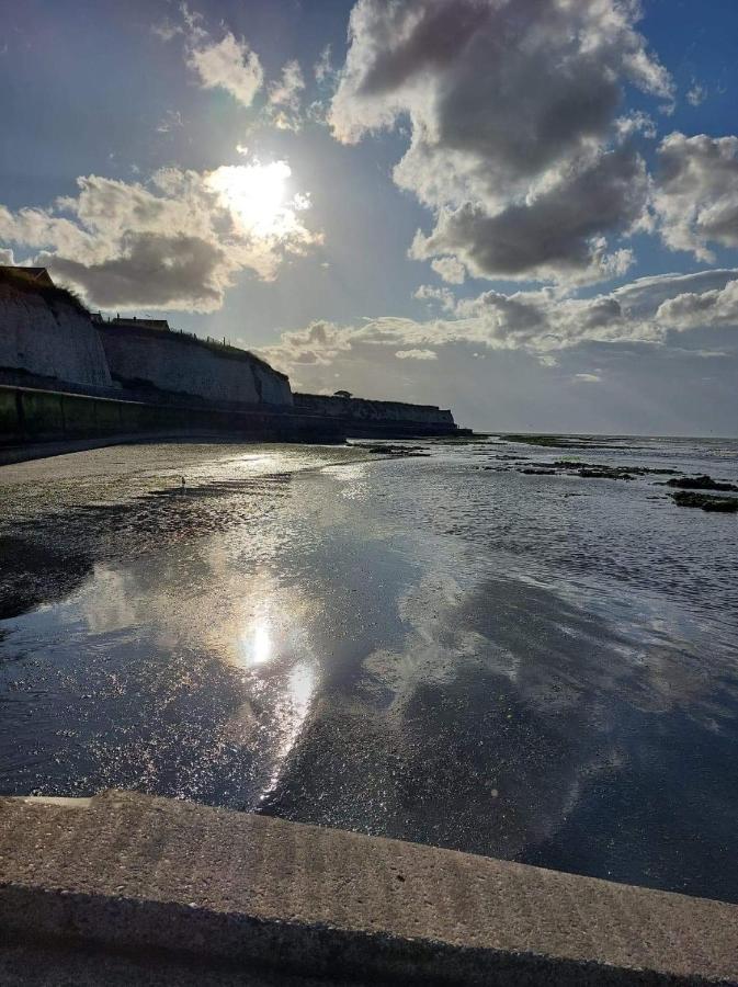 Cosy Cabin By The Seaside With Hot Tub Apartamento Birchington-on-Sea Exterior foto